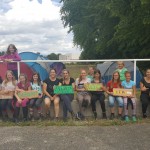 Die Zeltgruppen mit ihren selbstgebastelten Eingangsschildern