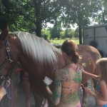 Auch Schulpferd Gustav wird bemalt